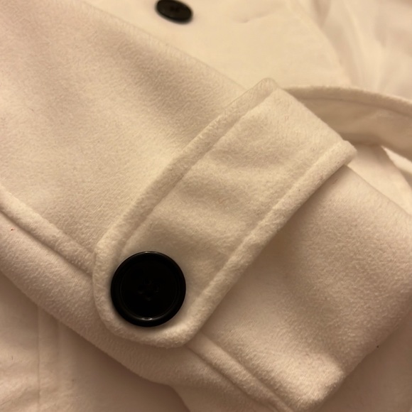 🌟ADORABLE!🌟 Bongo, Girl’s Juniors Large, White coat with black buttons. - Picture 5 of 5